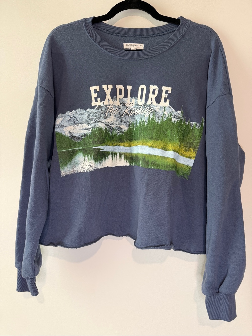 Explore The Rockies Blue Graphic Women’s Cropped Sweatshirt - Grayson Threads
